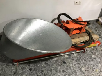 Se vende cargador de pacas fijo con cazo nuevo.